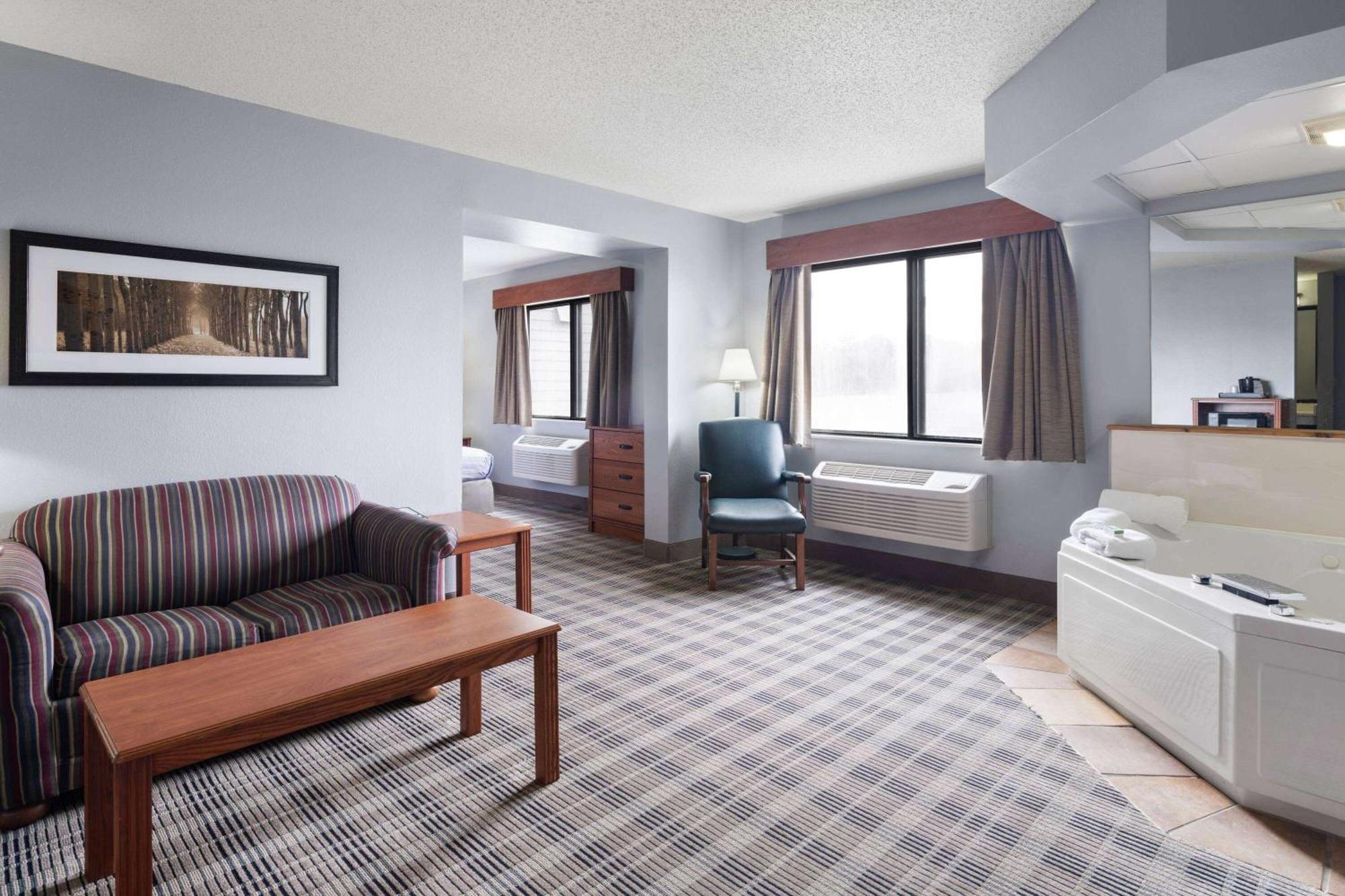 Americinn By Wyndham Stuart Экстерьер фото
