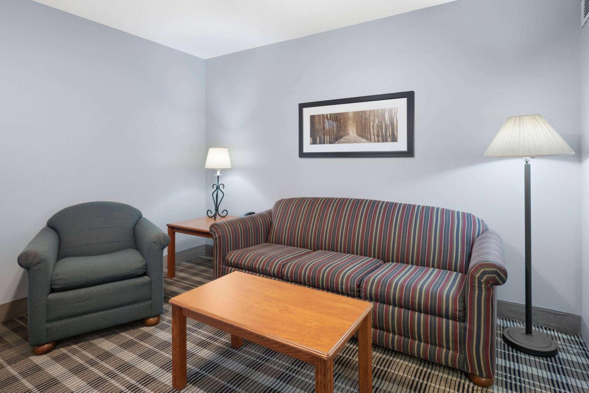 Americinn By Wyndham Stuart Экстерьер фото